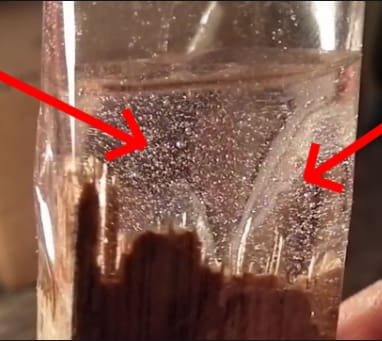 How do I get rid of Bubbles in epoxy resin?