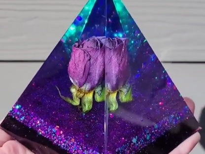 How to Cast a Dried Flower in an epoxy resin Pyramid
