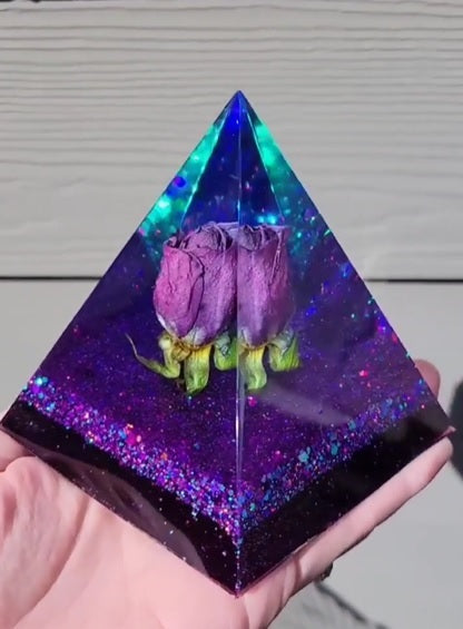 How to Cast a Dried Flower in an epoxy resin Pyramid